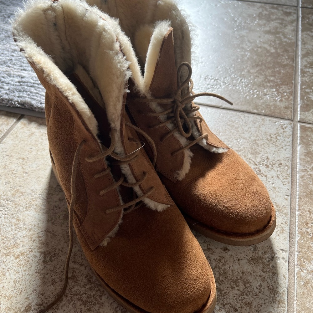 Ugg Quincy size 10. Never worn
